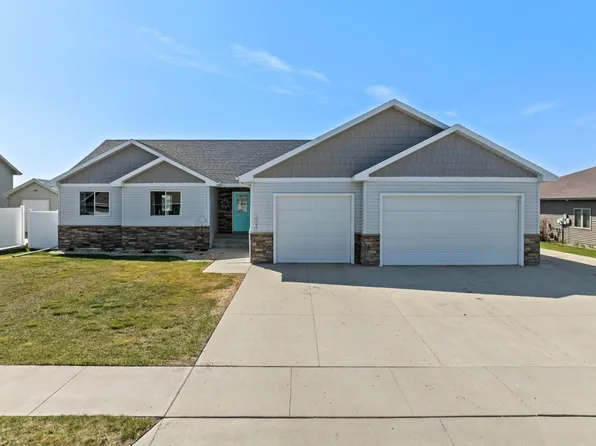 1504 Valley Bluffs Dr SE, Minot, ND 58701
