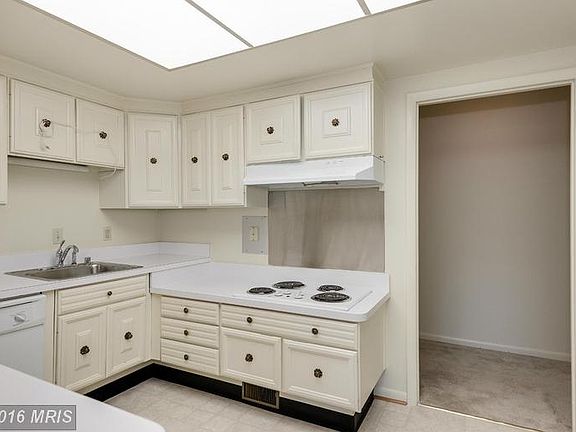 3rd image of 3624 Gleneagles Dr APT 1A