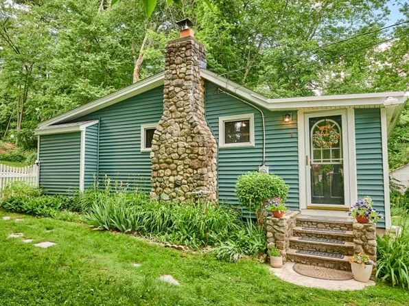8 Beatrice Rd, Westford, MA 01886