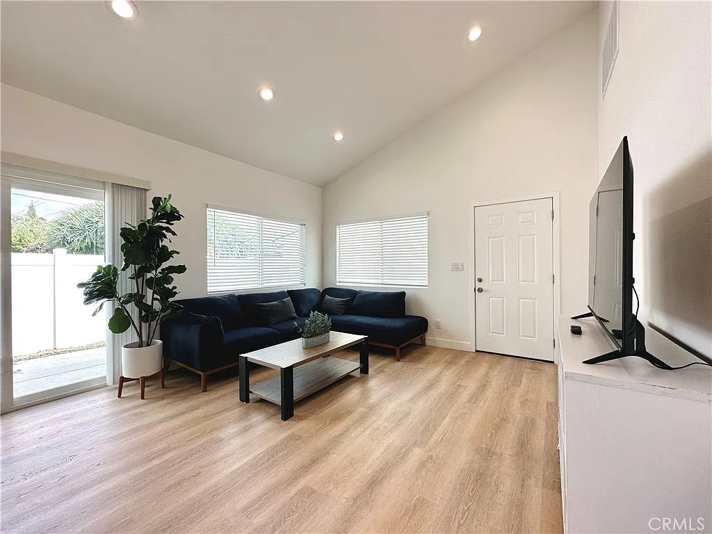 2 bed, 1000 sqft, $3,190 — Photo 4