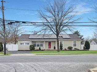 170 Smith St, Central Islip, NY 11722