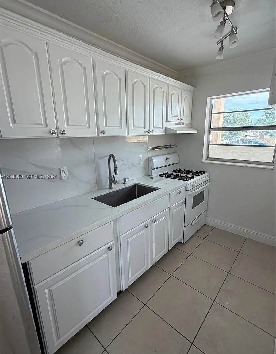 3855 SW 79th Ave — Photo 3