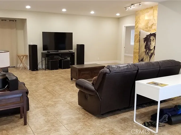 5325 La Forest Dr — Photo 3