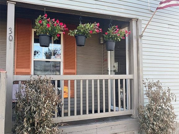 4th image of 301 S Walnut Ave