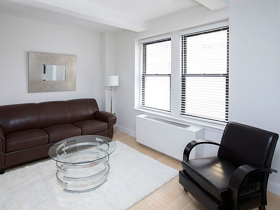 3rd image of 150 W 51st St APT 1135