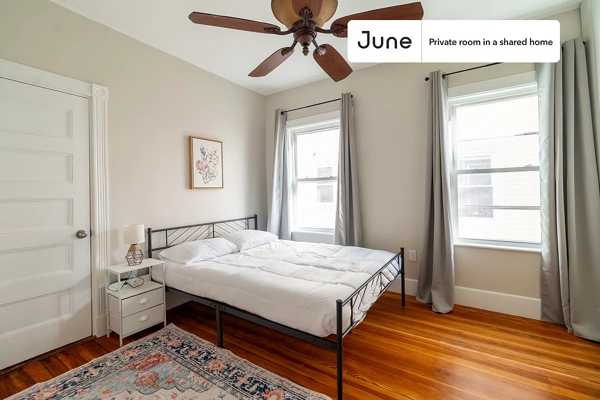 Queen bedroom in 5 bed/2 bath home in Brookline #1799 D — Photo 1