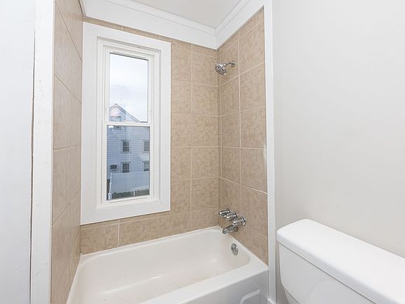 4th image of 225 Jefferson Ave #2