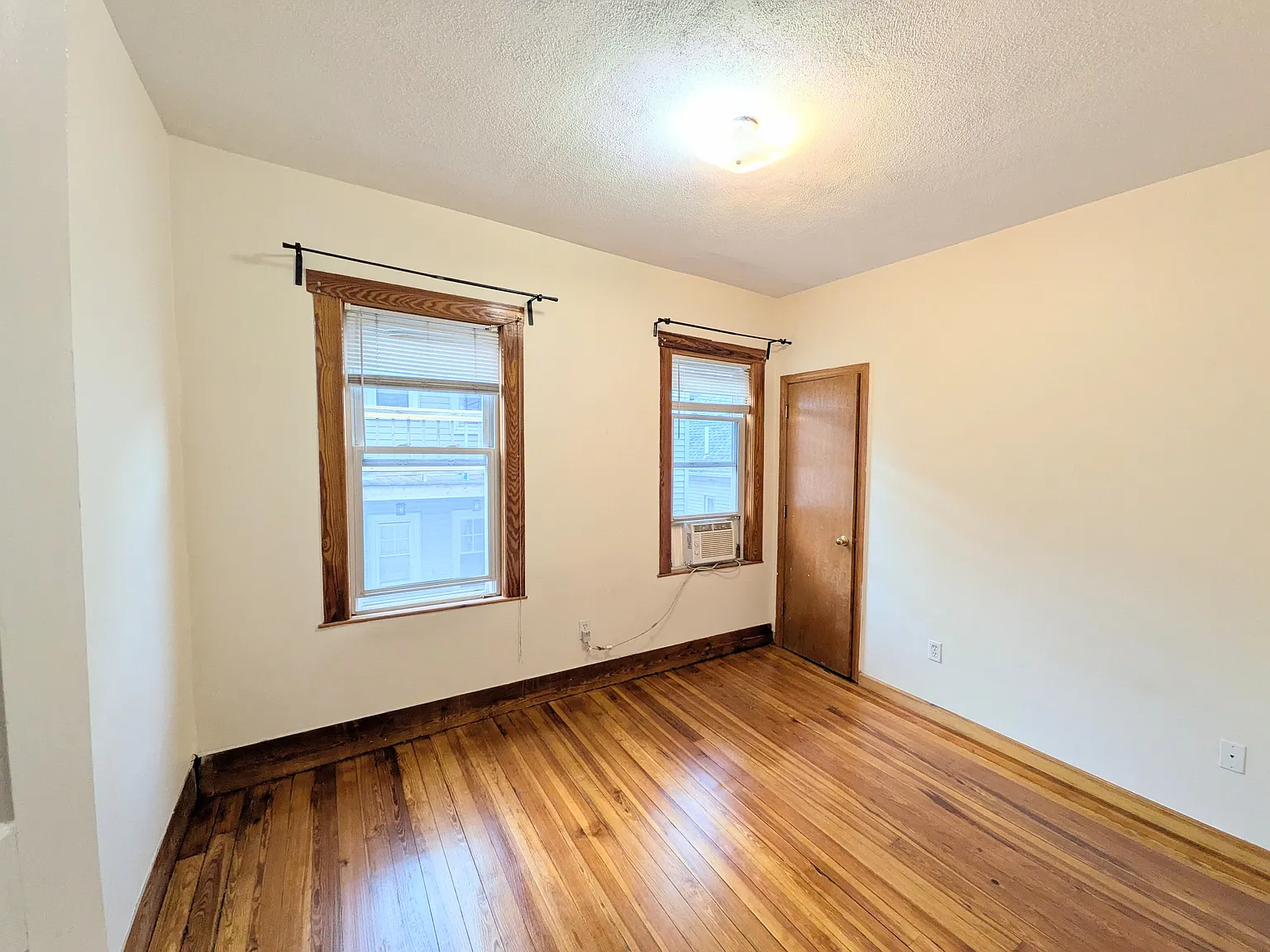 4 bed, 9999 sqft, $4,100 — Photo 3