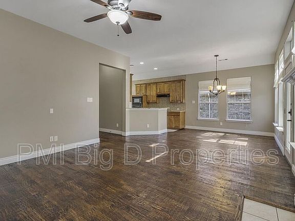 4th image of 309 S Village Dr