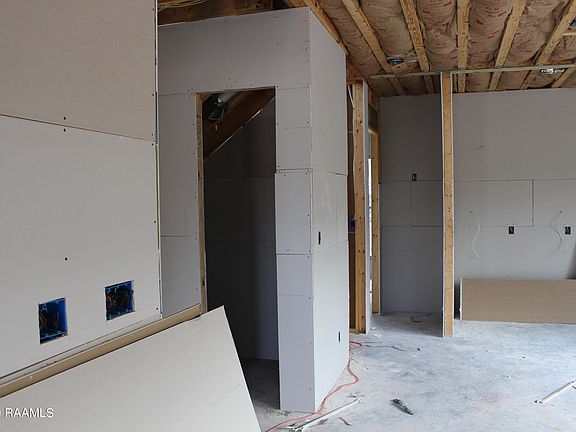 3rd image of 208 Woodoak Cir