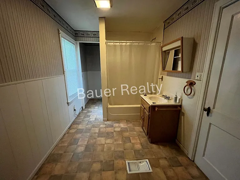 912 Grove Ave — Photo 7