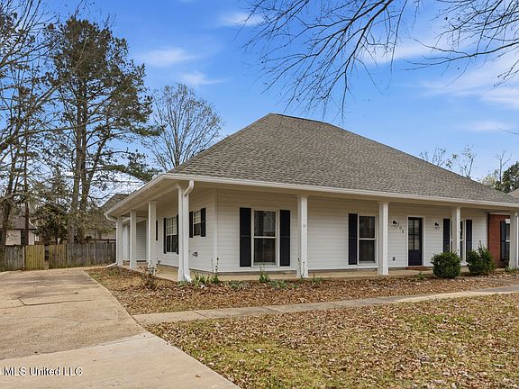 2nd image of 105 Oak Ridge Cir