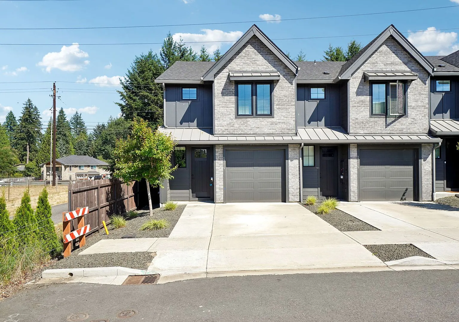 End Unit Luxury Townhome for Lease at the Courtyards at Hidden Crest - 13219 NE 71st Pl — Photo 1