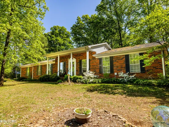 825 Greenwich Dr, Maryville, TN 37803