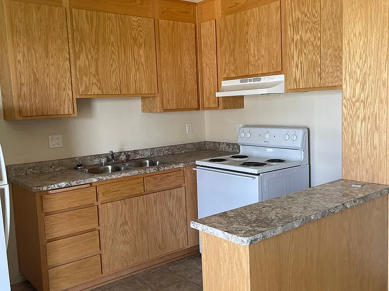 Lake Crest Apartments — Photo 8