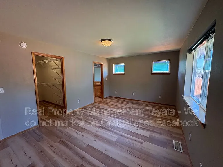 8390 Richmond Park Rd — Photo 9