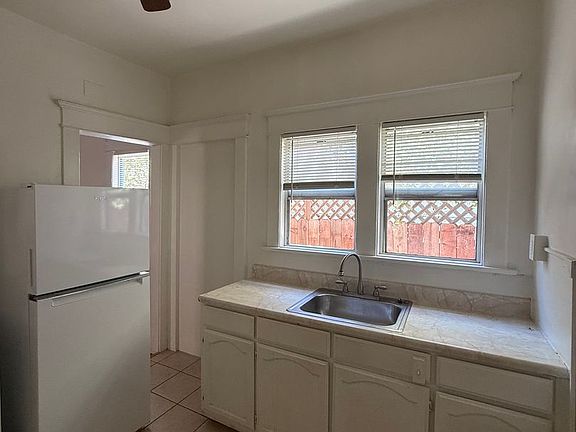 4th image of 1614 E Broadway