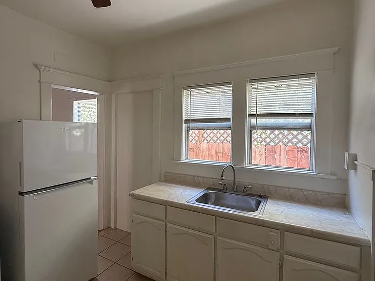 1614 E Broadway — Photo 4