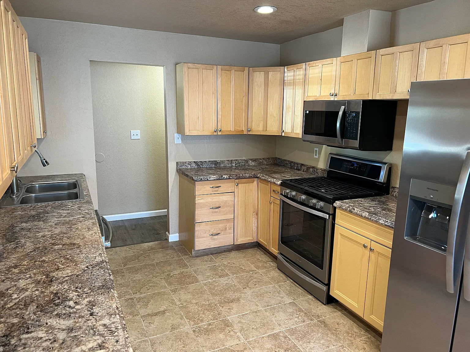 4 bed, 2160 sqft, $2,700 — Photo 4