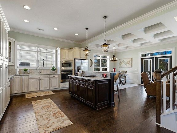 3rd image of 228 Wahee Pl.