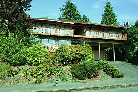Laurelhust Triplex - One Block to Children's Hospital