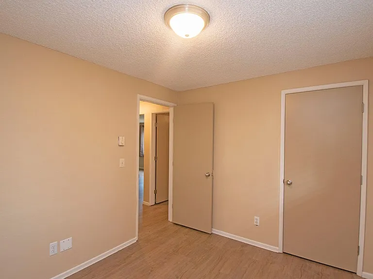 2204 E 35th St — Photo 13