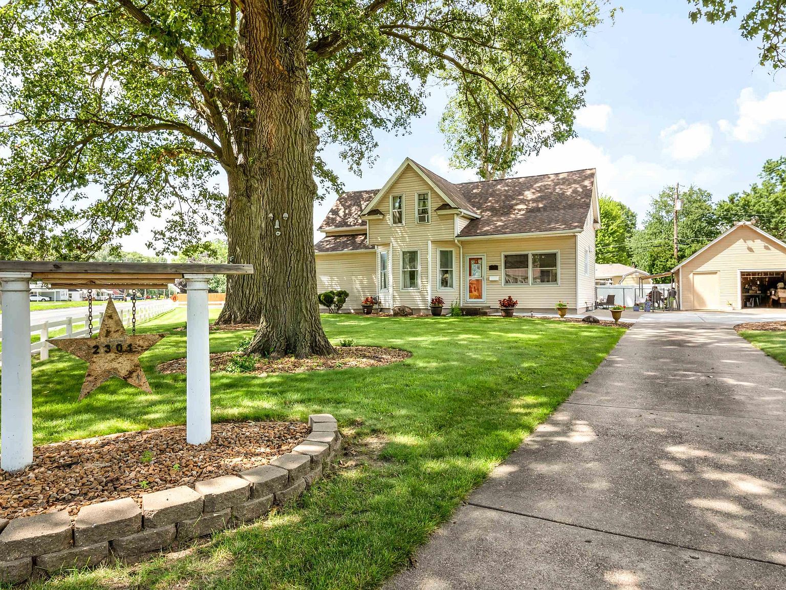 2301 Hickory Grove Rd, Davenport, IA 52804 Zillow