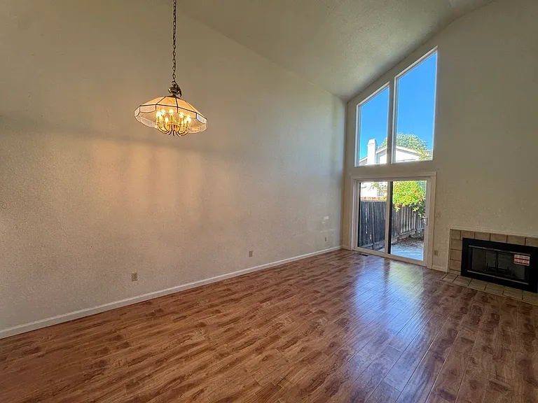 1870 Wembley Ct — Photo 5