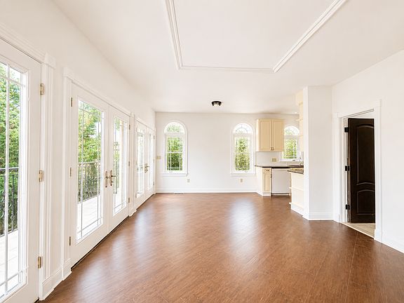 4th image of 230 Corbin Pl #1