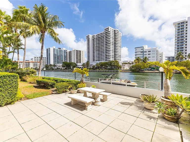 2445 Lake Pancoast Dr #J — Photo 18