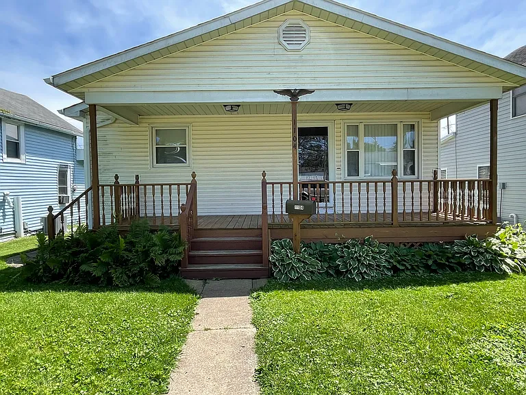 1104 E Walnut St — Photo 1
