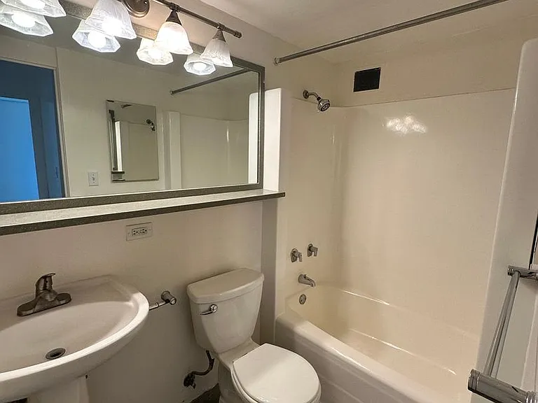 1050 Kinau St #401 — Photo 8