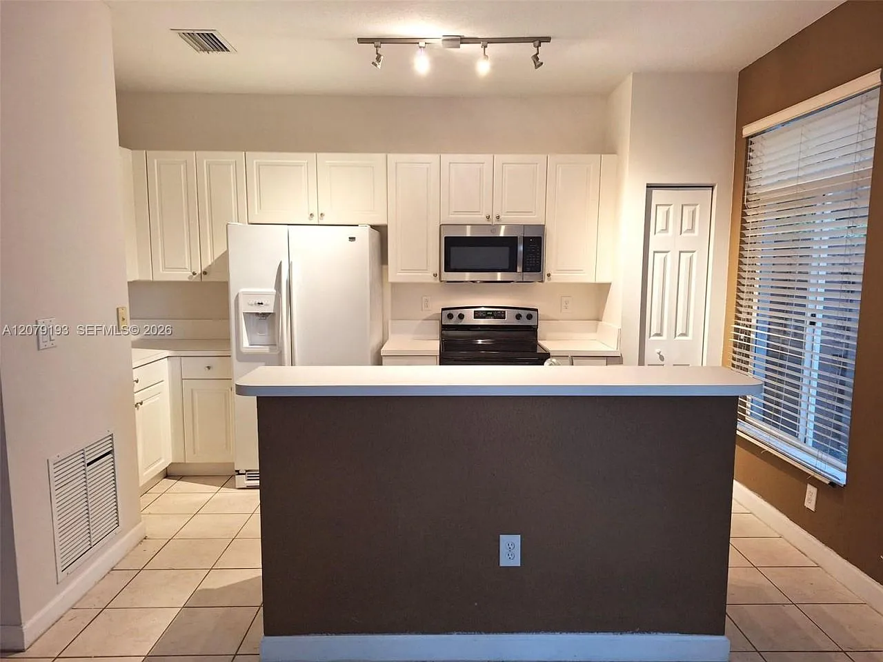 3 bed, 2.5 bath, 1512 sqft, $3,550 — Photo 3