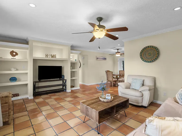 991 SE Walters Ter — Photo 4