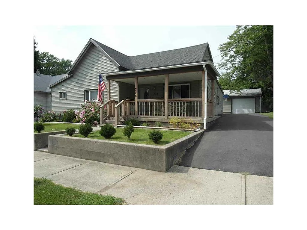 316 Douglas St photo 1