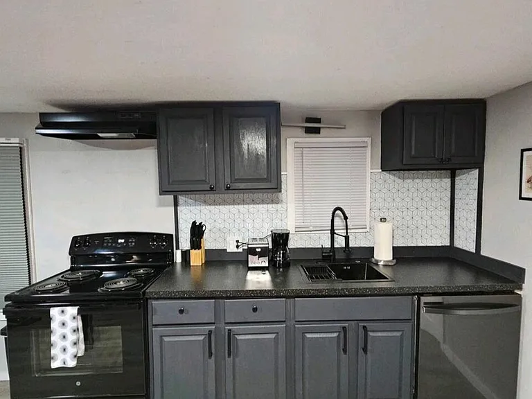 227 W Washington Ave — Photo 8