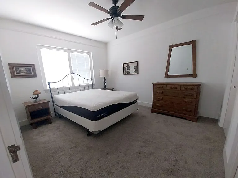 1318 N Richardson Ave — Photo 4