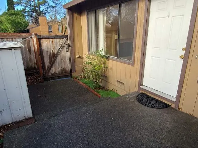 850 E Cotati Ave #4 — Photo 1