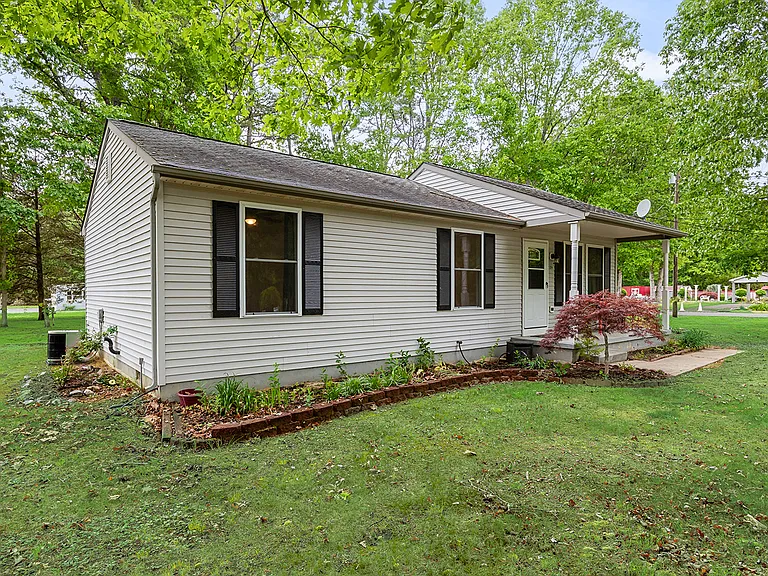 109 6th Ave — Photo 3