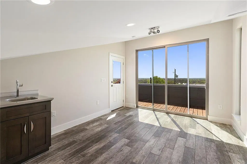 3 bed, 1850 sqft, $3,950 — Photo 3
