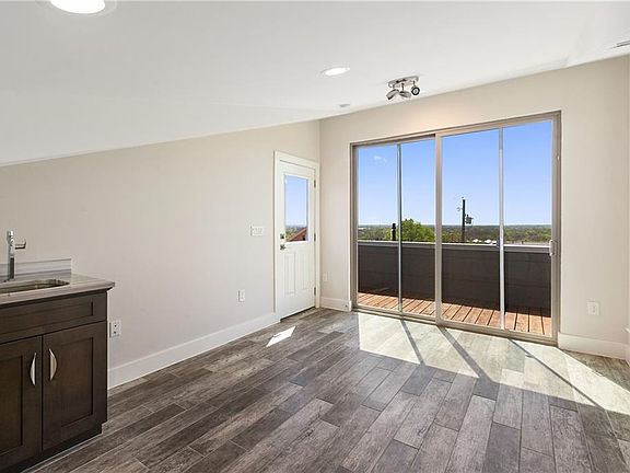 3rd image of 2702 Crest Ave #2