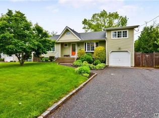 162 Lakeside Dr, Oakdale, NY 11769