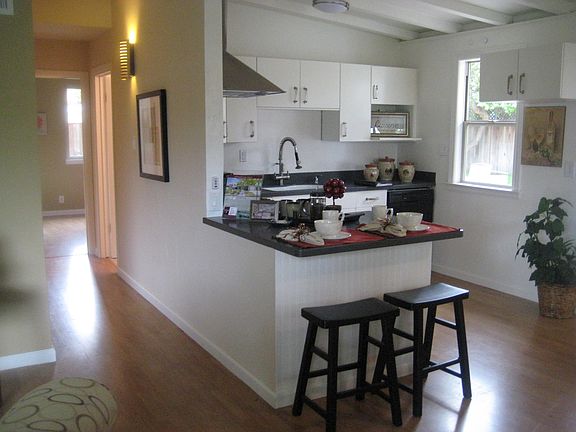 4th image of 734 Manzanita Ave