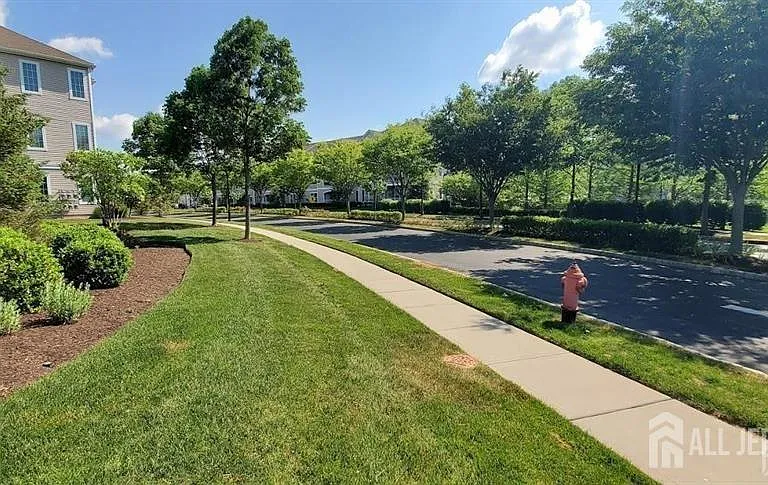 725 Timberlake Dr — Photo 2