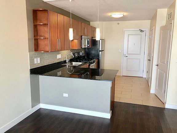 2nd image of 605 N Wells St #809