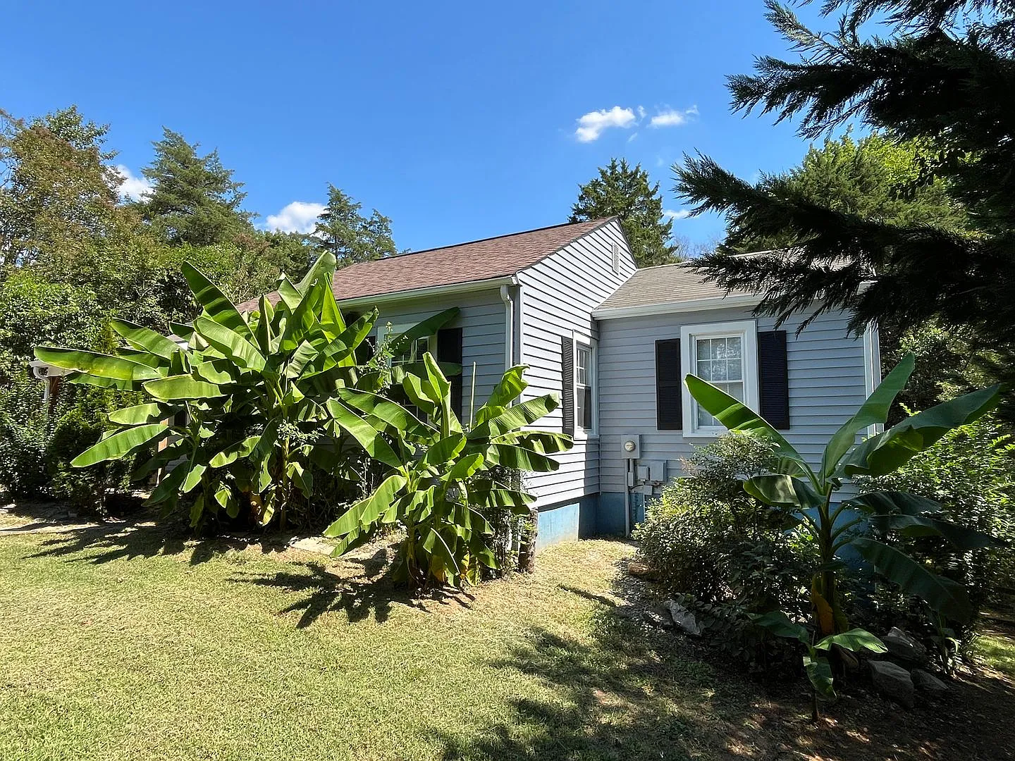 Cozy 4 Bedroom, 3 Bathroom Home — Photo 2