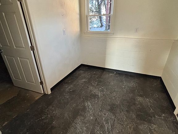 3rd image of 212 Woodstock Ave S