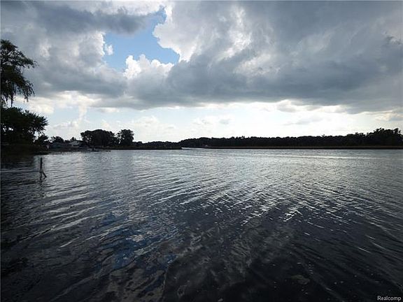 5th image of 423 Oakwood Beach Dr