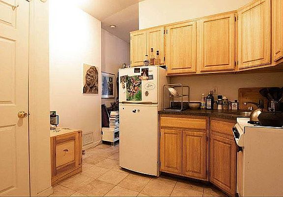 3rd image of 304 E 83rd St #1E