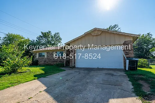 4822 S Spruce Dr Photo 1